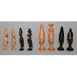 Afrika. Schachfiguren aus Holz. "Afrikanisches Vogelschach. Eine Partei in dunkelbraun, die andere