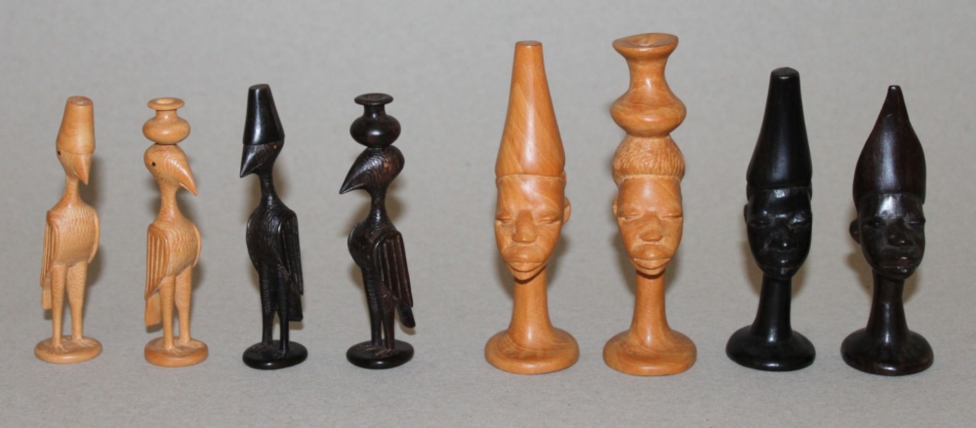 Afrika. Schachfiguren aus Holz. "Afrikanisches Vogelschach. Eine Partei in dunkelbraun, die andere