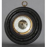 Messinstrument. Historisches rundes Barometer mit Glasabdeckung montiert in dunkelbrauner runder,