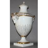Porzellan. Fürstenberg. Große Amphorenartige Vase mit Deckel und zwei seitlichen