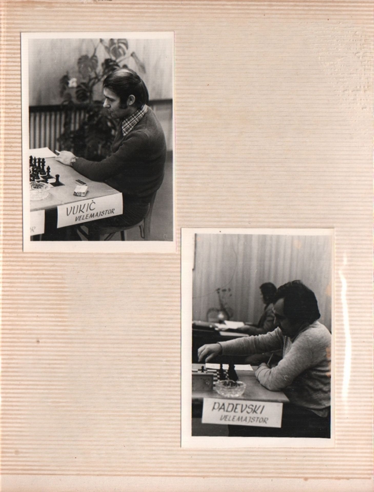 Foto. Rakovica 1977. Fotoalbum mit 24 schwarzweißen Fotos vom Turniergeschehen auf 10 Albumblättern. - Image 4 of 6