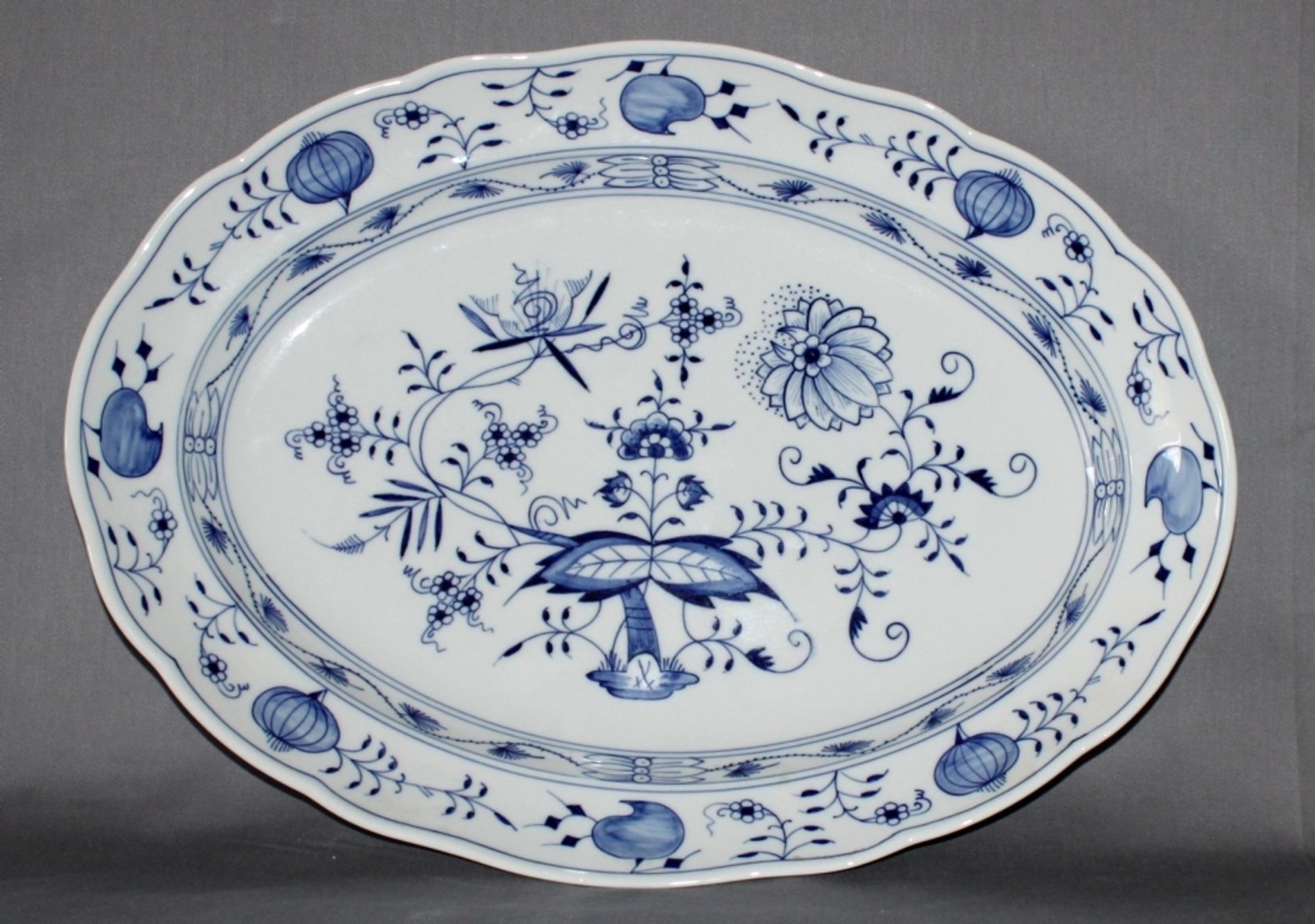 Porzellan. Meissen. Eine mittelgroße ovale Servierplatte, mit blauem Zweibelmusterdekor. Mit