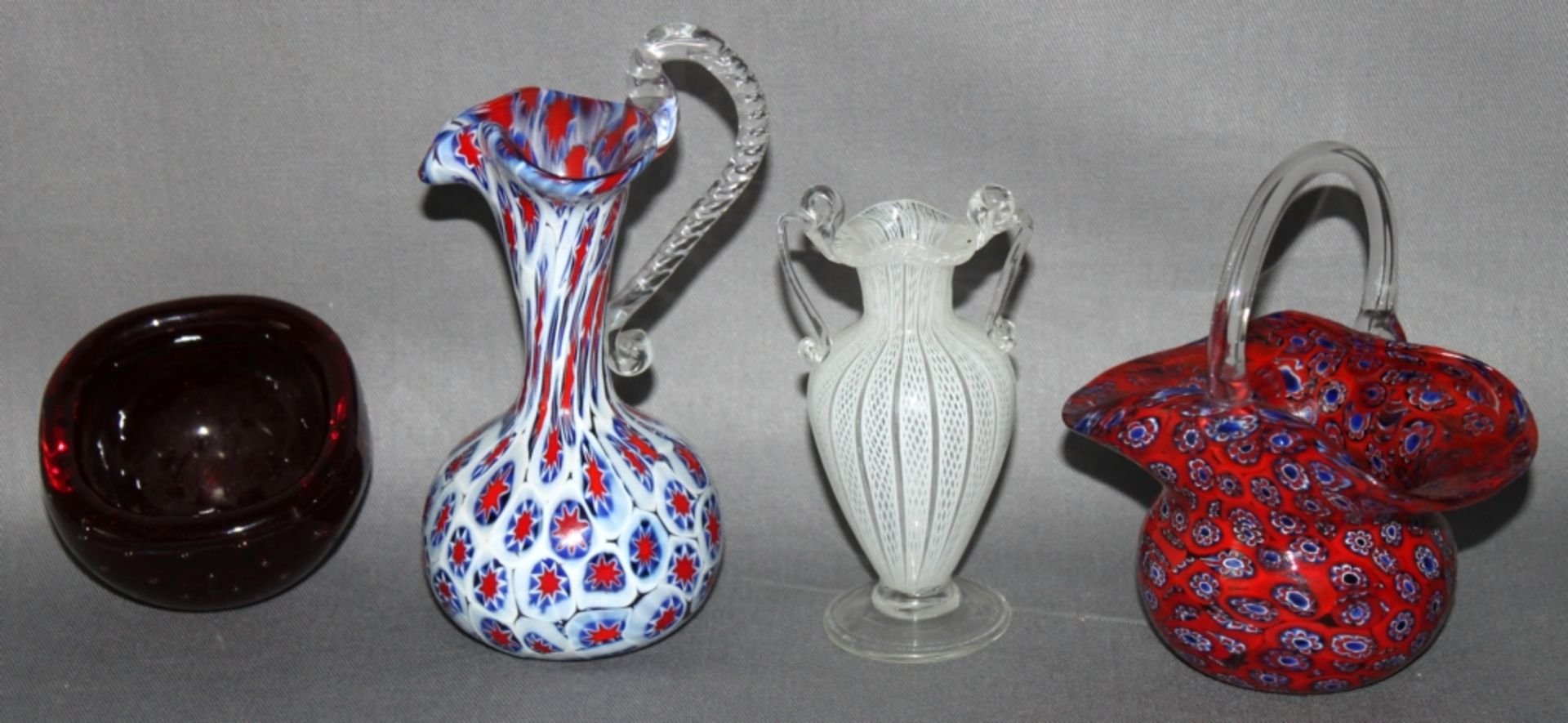 Glas. Italien. Murano. Kleines Körbchen, Kännchen mit Henkel, Henkelvase und Schale. Alle vier Teile