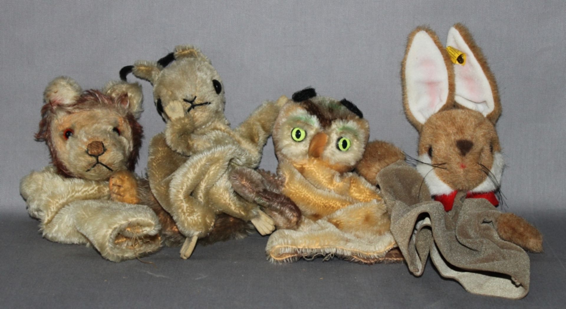 Kinderspielzeug. Steiff. Vier Handpuppen - Hase, Eule, Löwe und Erdhörnchen. Zwei Handpuppen