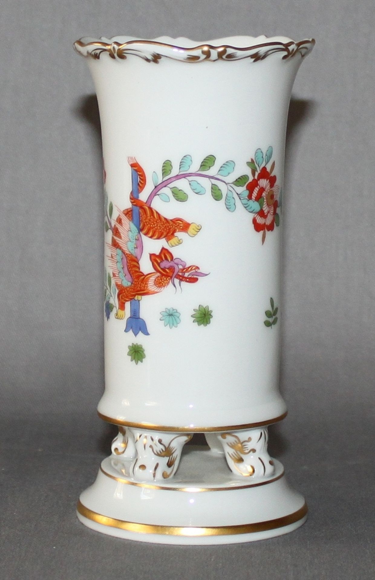 Porzellan. Meissen. Kleine polychrome stangenförmige Ziervase mit Zierdekor und goldfarbenen - Image 2 of 3