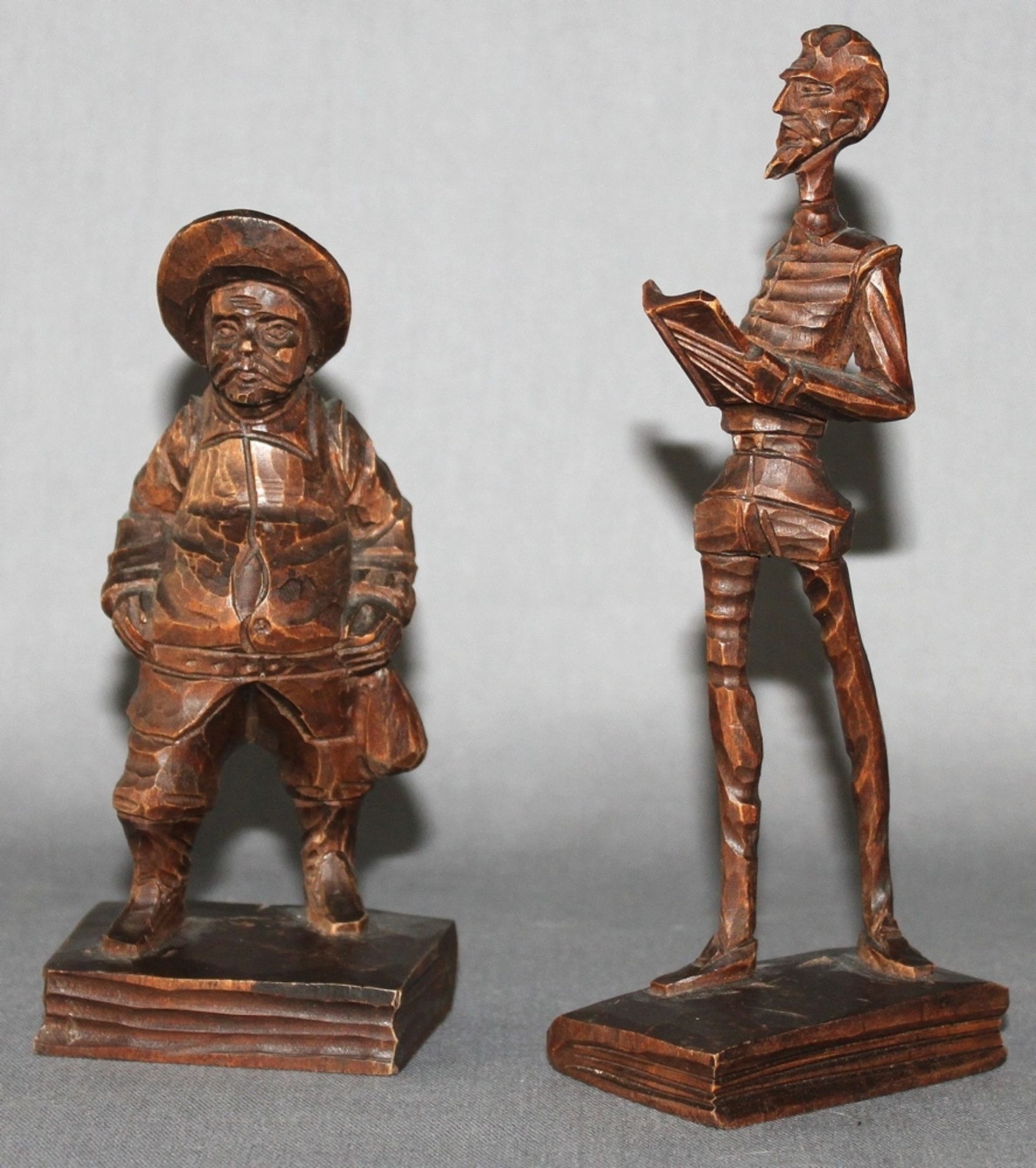 Holz. Skulptur. "Don Quichote und Sancho Panza". Zwei kleine Holzskulpturen jeweils auf einem