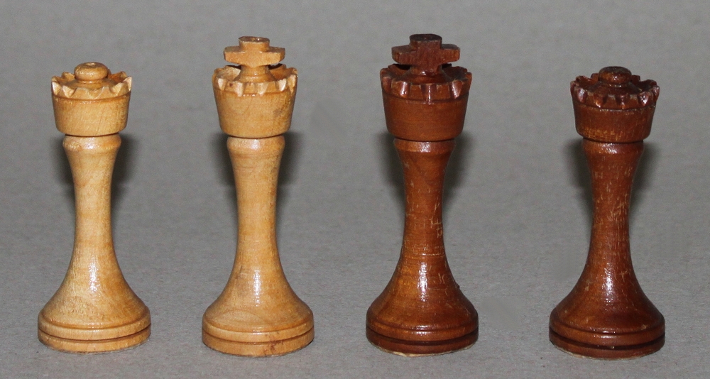 Europa. Deutschland. Schachfiguren aus Holz mit Schachbrett aus Holz. Eine Partei in Hellbraun,