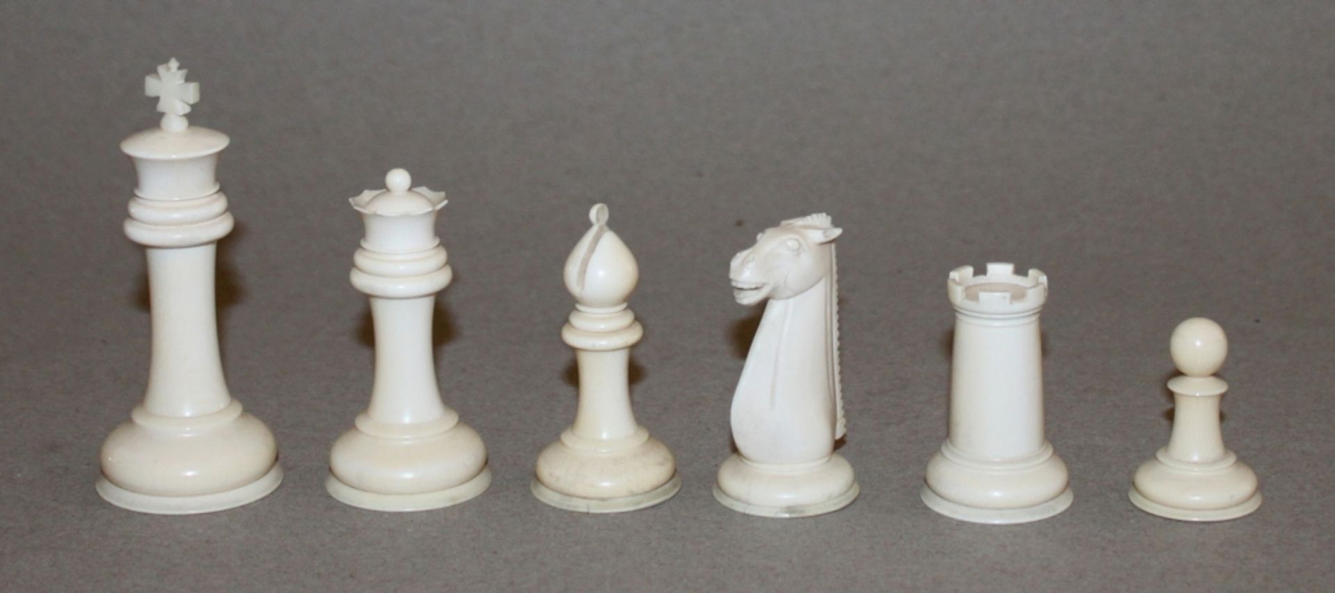Europa. Deutschland. Elfenbein. Schachfiguren aus Elfenbein, in Anlehnung an den Staunton - Stil. - Image 2 of 3