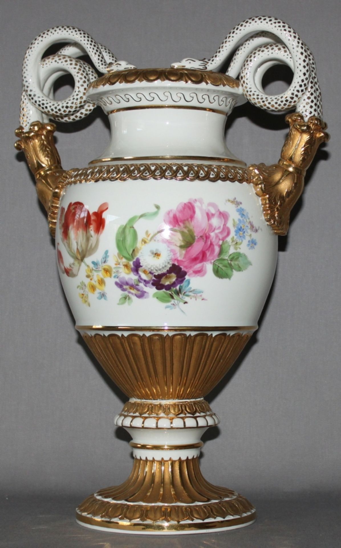 Porzellan. Meissen. Schlangenhenkel - Vase und der dazugehörigen Zierplatte mit polychromen