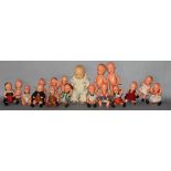 Kinderspielzeug. "Babypuppen". Sammlung bestehen aus 18 unterschiedlichen kleinen Puppen,