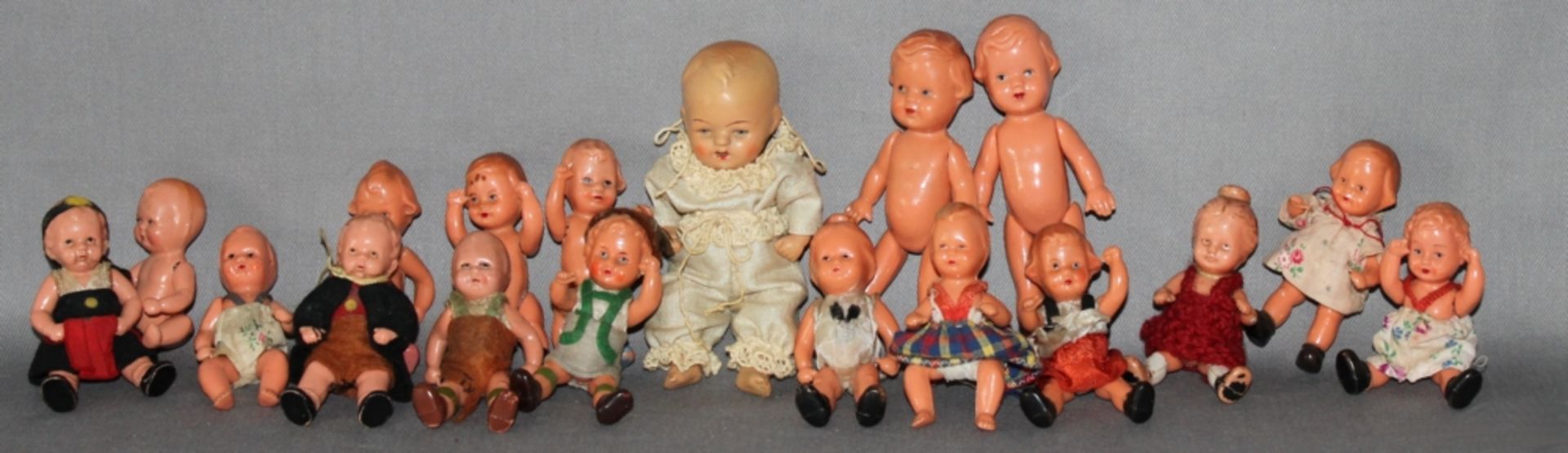 Kinderspielzeug. "Babypuppen". Sammlung bestehen aus 18 unterschiedlichen kleinen Puppen,