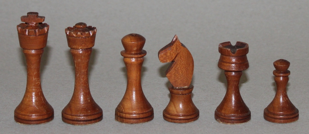 Europa. Deutschland. Schachfiguren aus Holz mit Schachbrett aus Holz. Eine Partei in Hellbraun, - Image 3 of 3