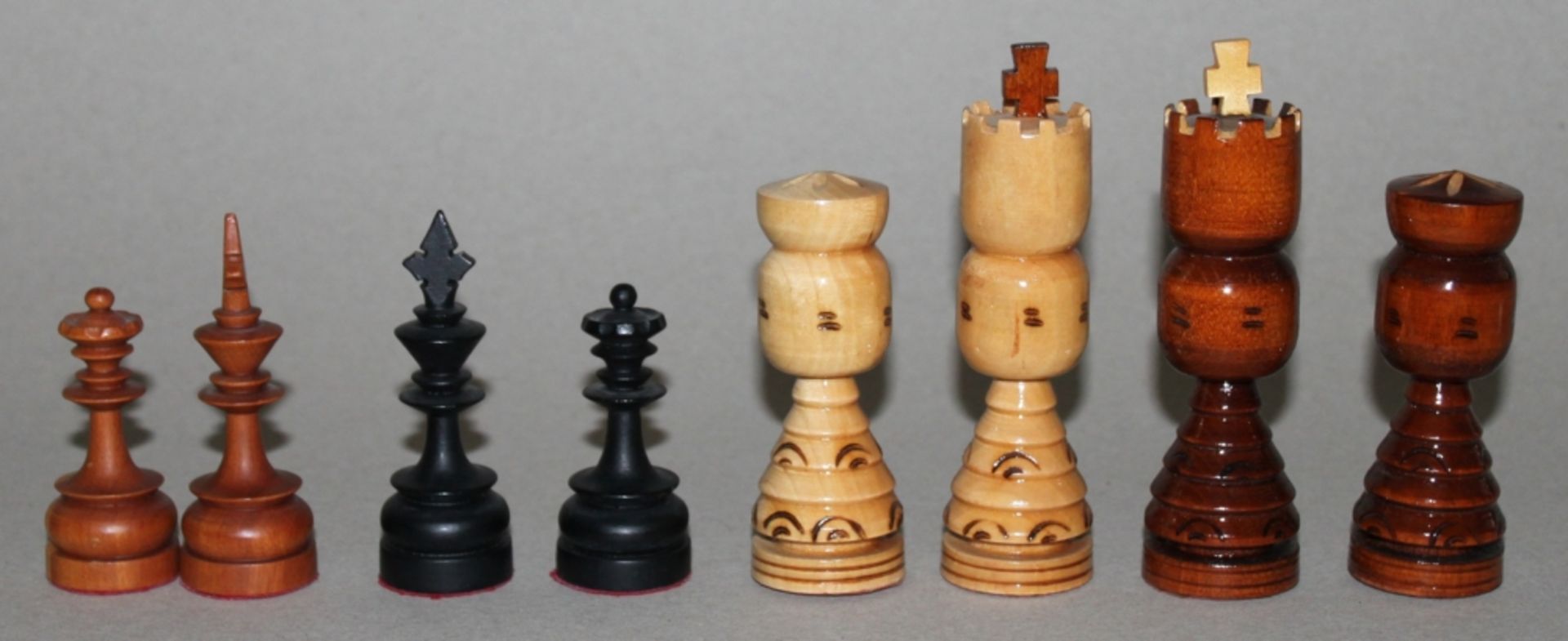 Europa. Russland. Schachfiguren im Stil der russischen Volkskunst aus Holz mit klappbaren