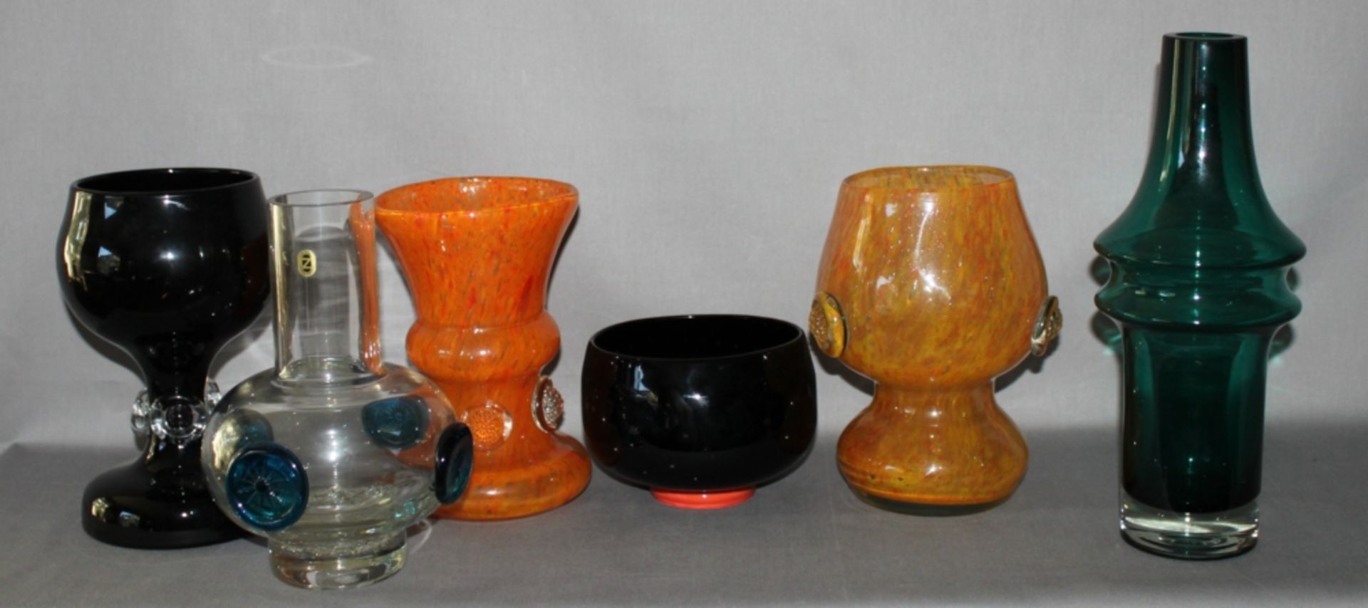 Glas. Europa. Vasen. Kleine Sammlung von 6 Vasen im unterschiedliche Formen und Farben. Nicht