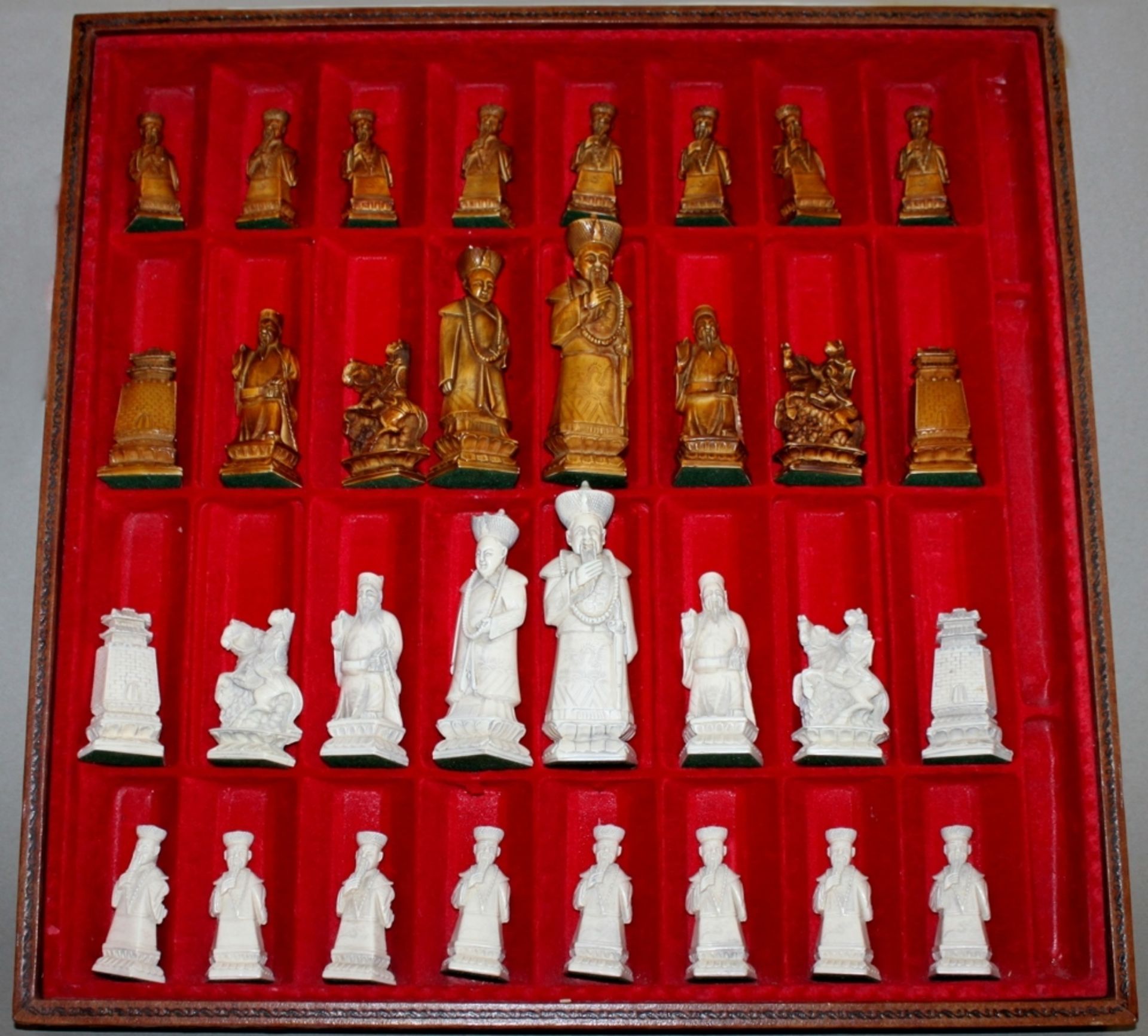 Asien. China. Schachspiel aus Kunststoff. Nachbildung eines historischen Spiels mit den Königen