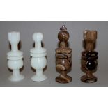 Europa. Schachfiguren aus Onyxmarmor mit passendem Spielbrett. Spielfiguren in hellem und