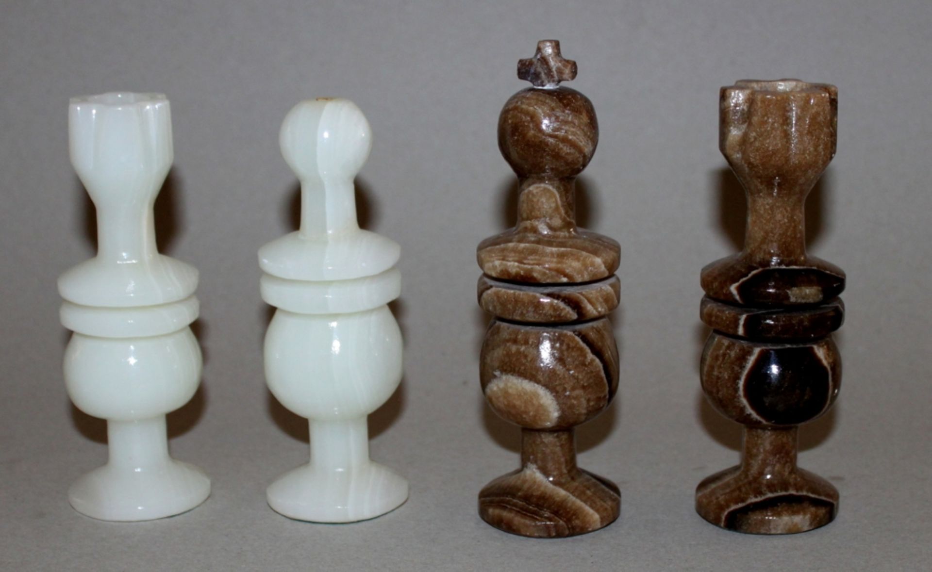 Europa. Schachfiguren aus Onyxmarmor mit passendem Spielbrett. Spielfiguren in hellem und