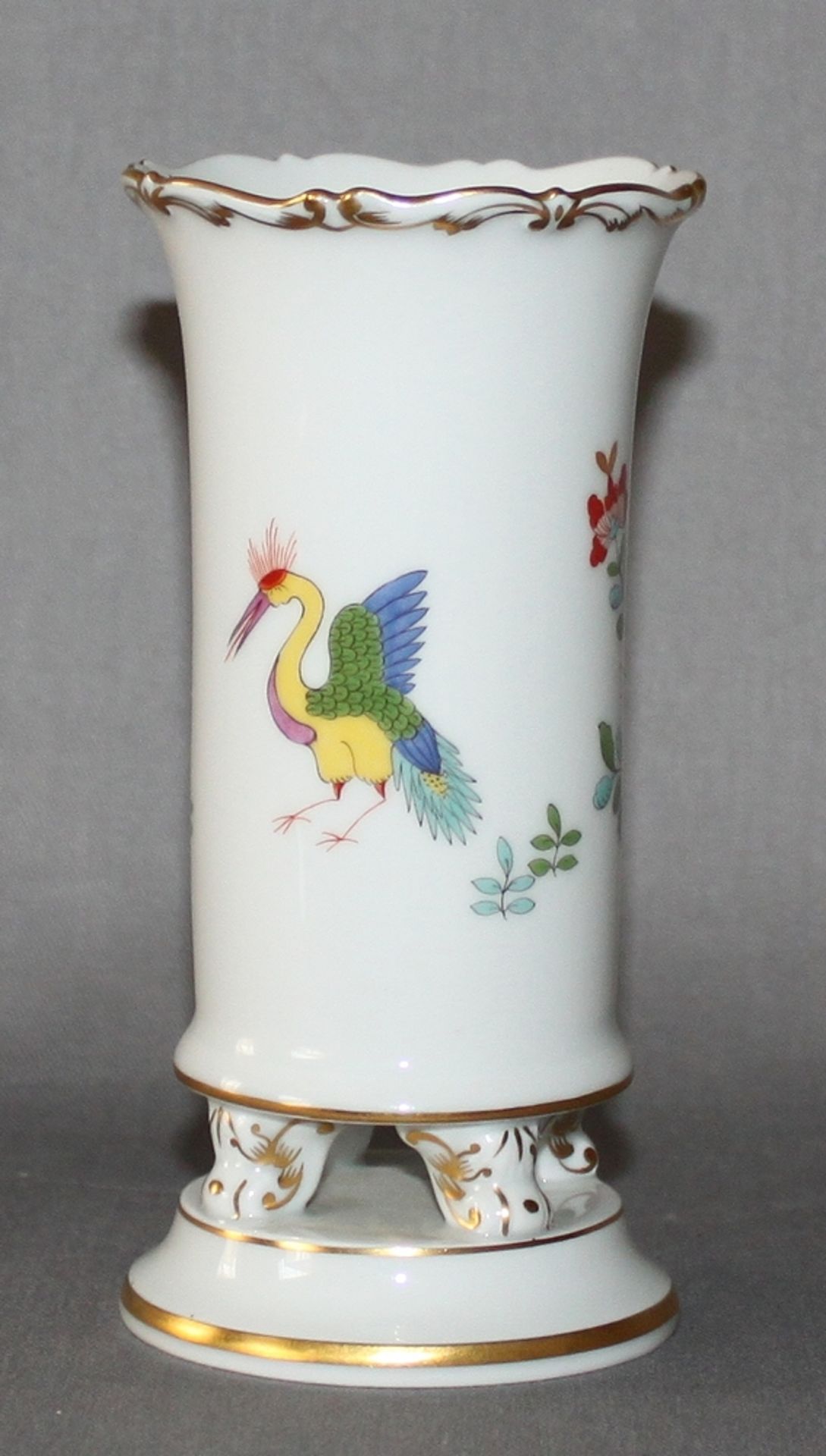 Porzellan. Meissen. Kleine polychrome stangenförmige Ziervase mit Zierdekor und goldfarbenen