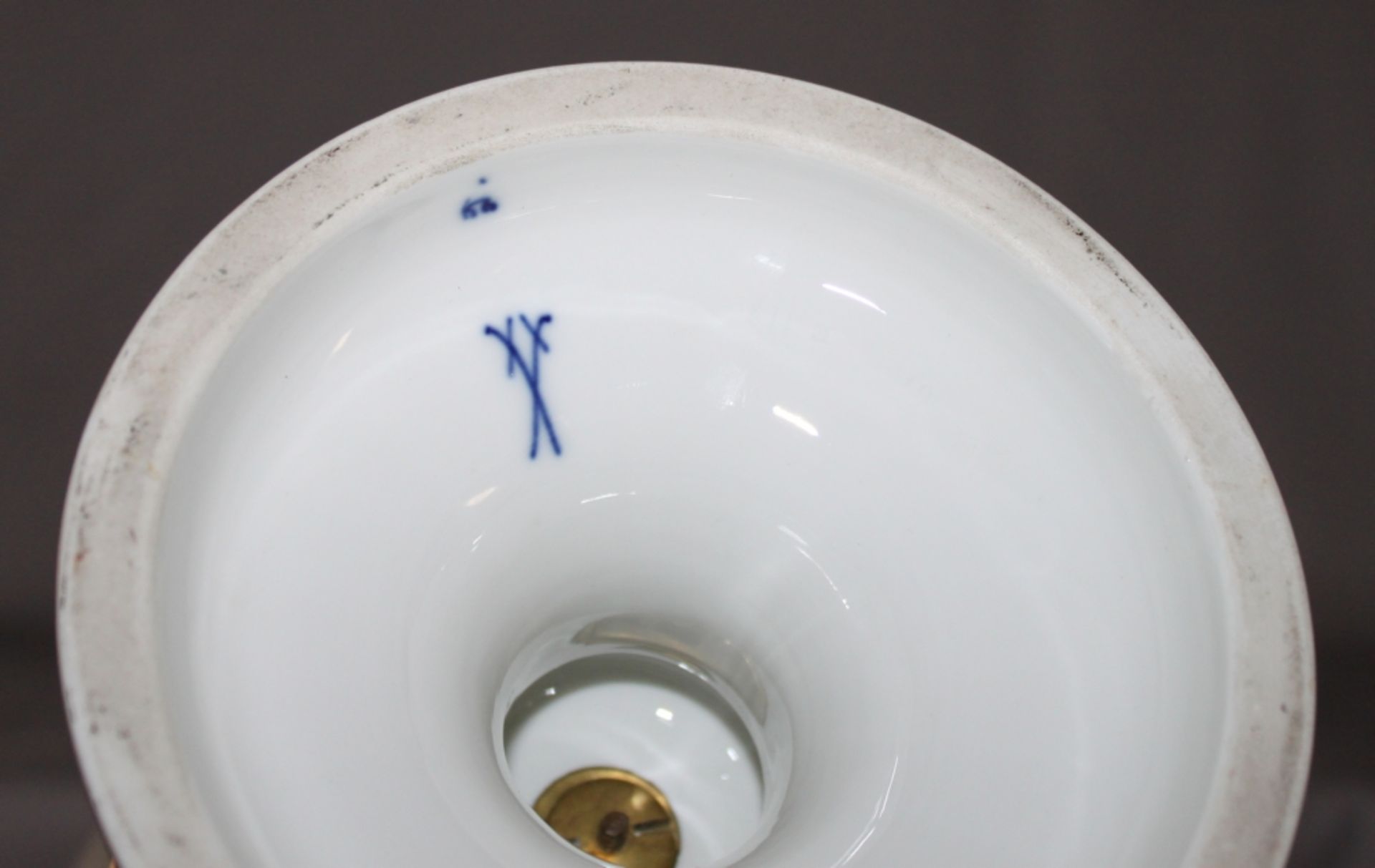 Porzellan. Meissen. Schlangenhenkel - Vase und der dazugehörigen Zierplatte mit polychromen - Image 4 of 5