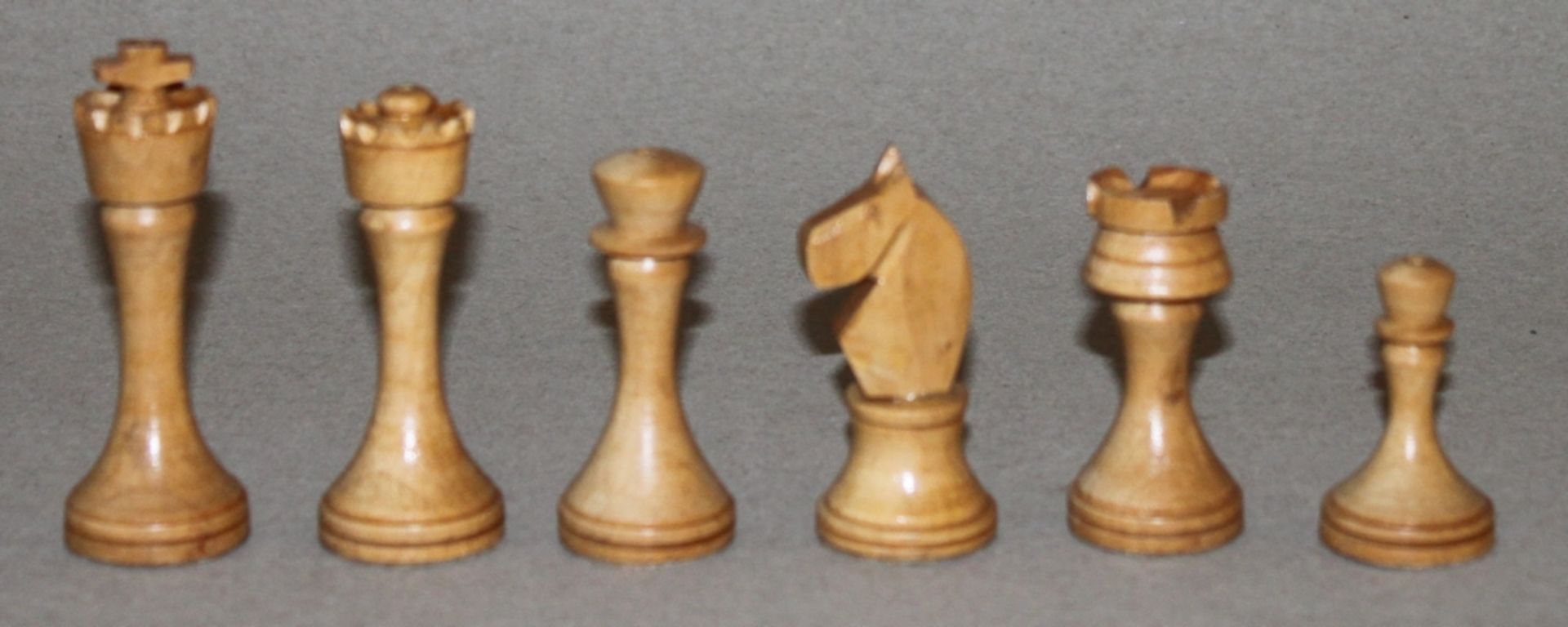 Europa. Deutschland. Schachfiguren aus Holz mit Schachbrett aus Holz. Eine Partei in Hellbraun, - Image 2 of 3