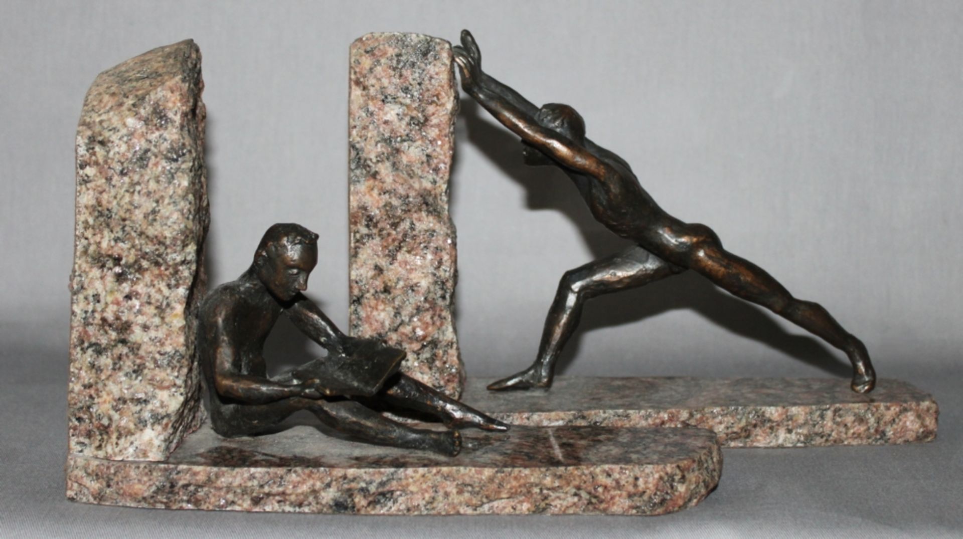 Metall. Bronze. Skulptur. Stauch, Birgit. "Der Lesende und der Schiebende" ein Paar Buchstützen.