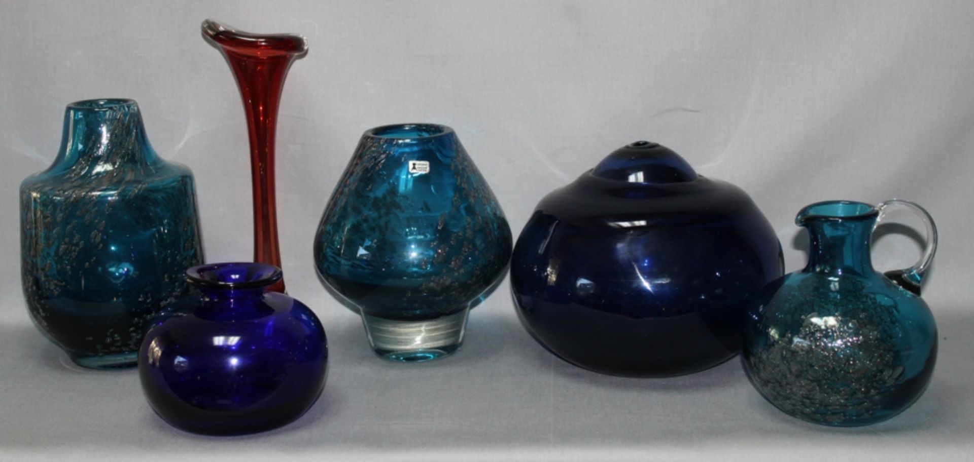 Glas. Schweden. Aseda - Sweden. Vasen. Sammlung mit einem Kugelkrug und sechs Vasen aus bläulichem