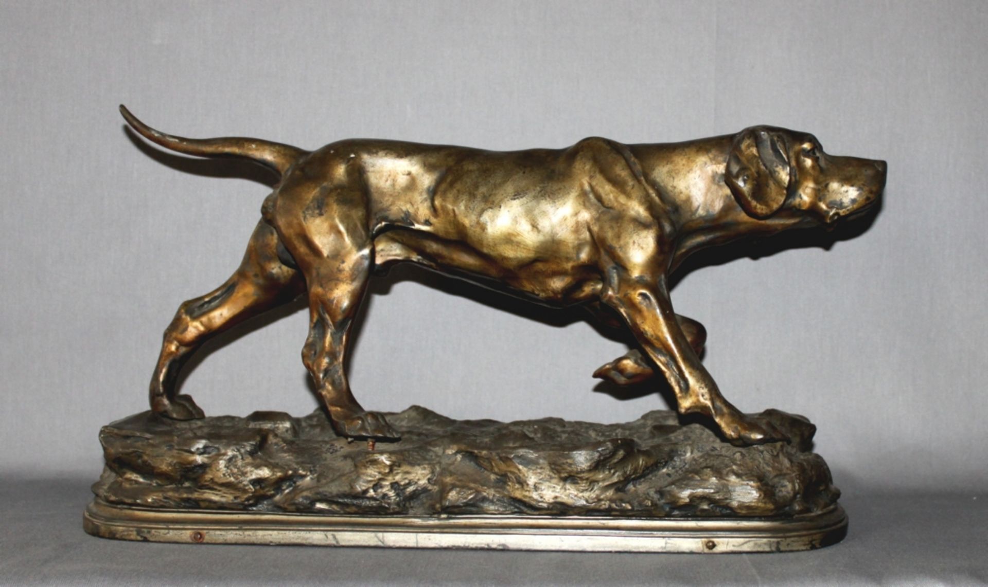 Metall. Skulptur. Jagdhund. Unbekannter Künstler. (Jagdhund auf der Pirsch). Bronzierte