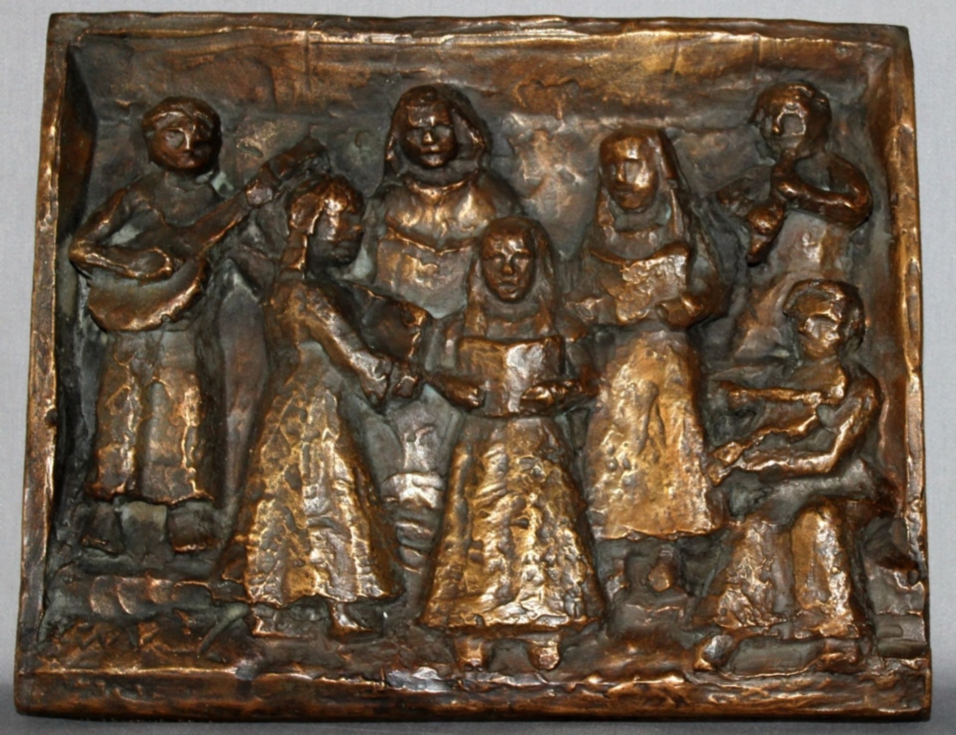 Metall. Bronzerelief. Volland, Walter. (Musizierende Frauen). Bronzerelief am äußeren Rand