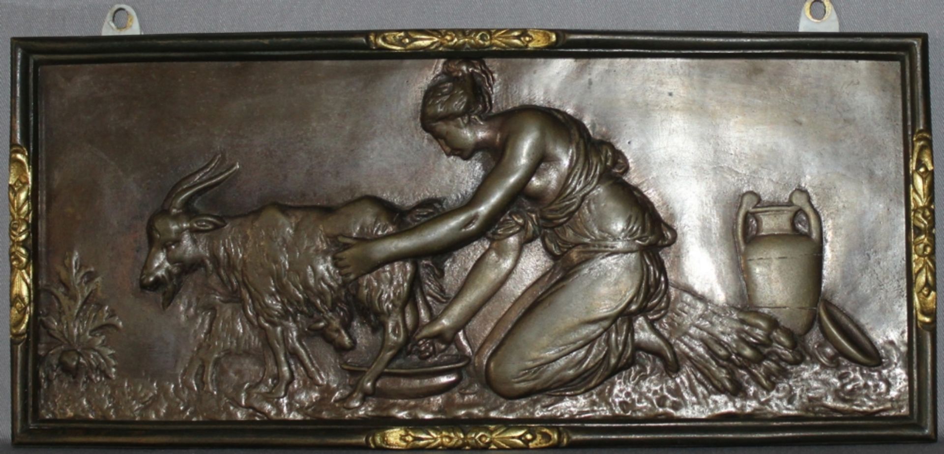 Metall. Bronzerelief. Die Ziegenmelkerin. Bronzerelief aus der 1. Hälfte des 20. Jhrdts. Bildgröße