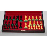 Asien. Japan. Gewichtete Schachfiguren aus Tsuge Holz, im Staunton - Stil. Eine Partei in schwarz,