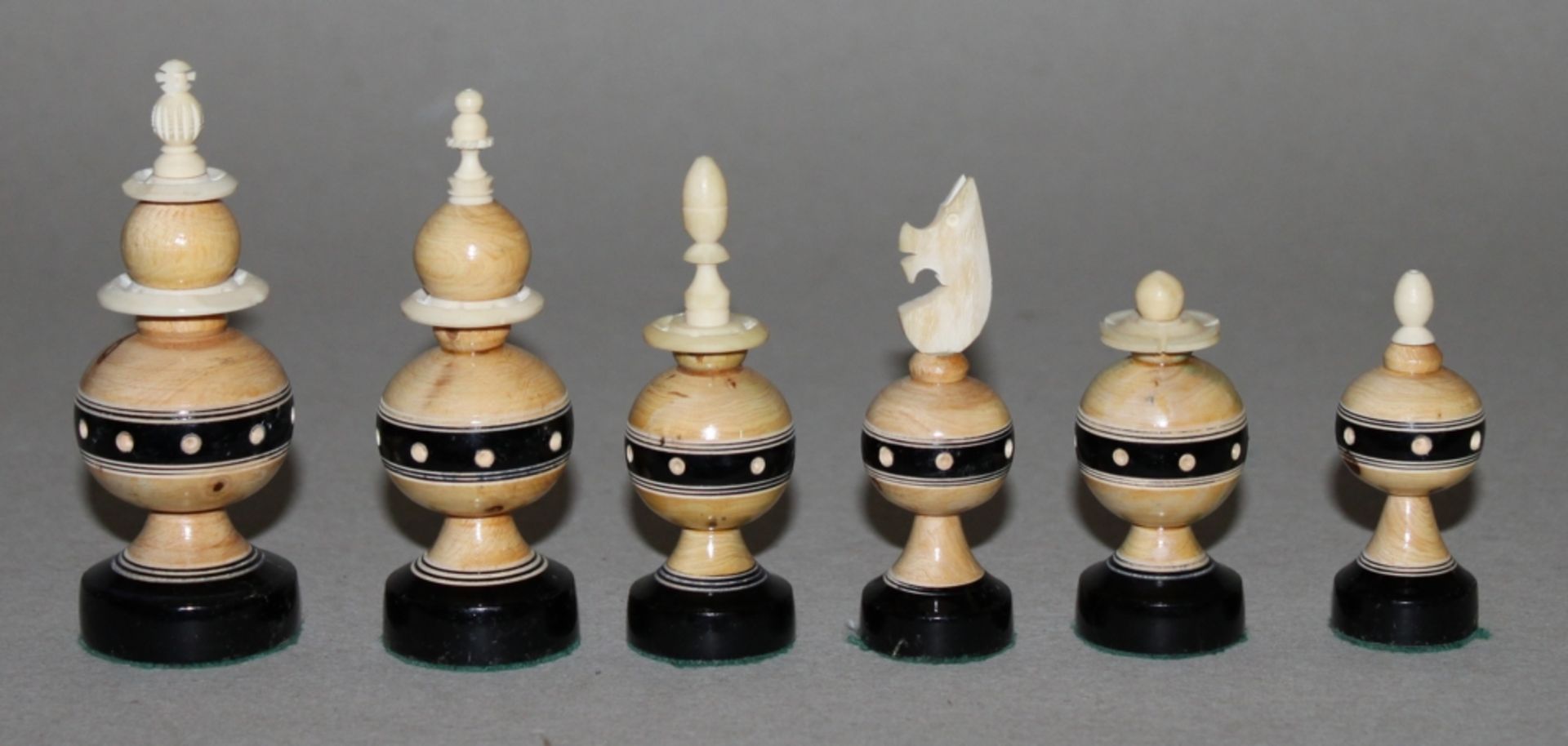 Europa. Russland. Schachfiguren aus Holz mit Zierapplikationen aus Bein. Eine Partei naturfarben mit - Image 2 of 3