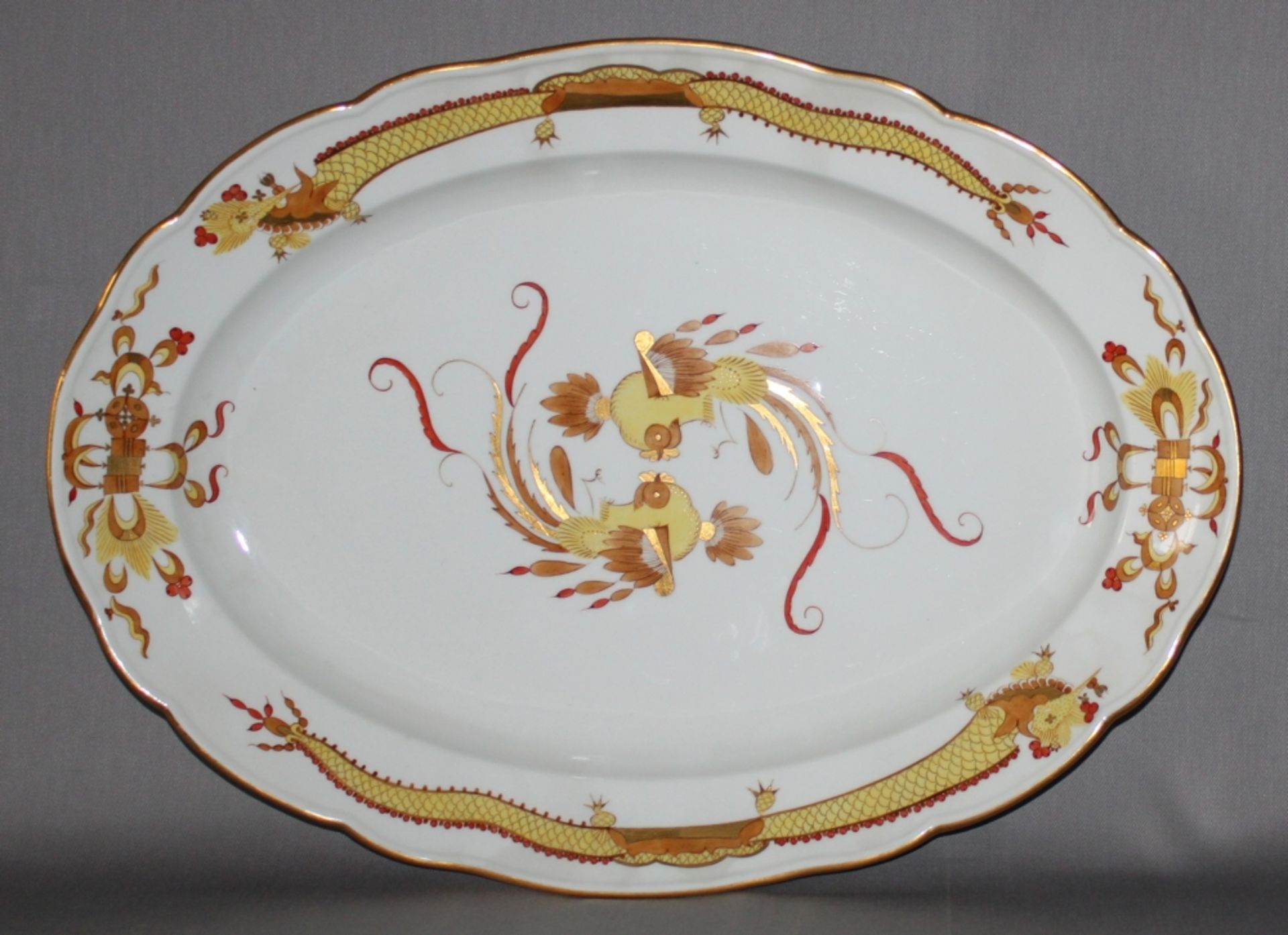 Porzellan. Meissen - gelber Hofdrache. Eine große ovale Servierplatte für Fleischgerichte. Gelber,