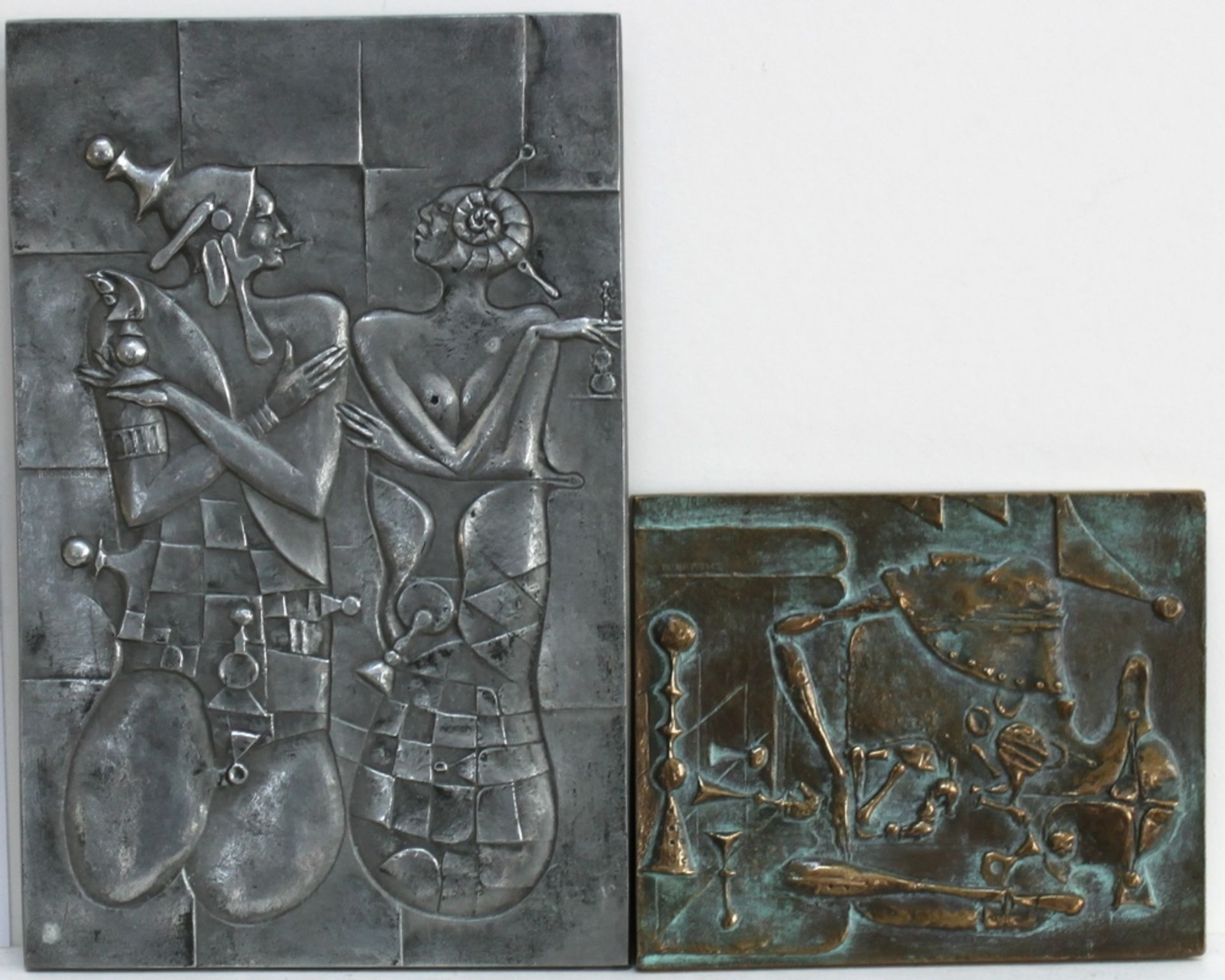 Schachmotive. Pleskowski, Stanislaw. Zwei kleine rechteckige Wandplatten. Weiss- und Bronzeguss.