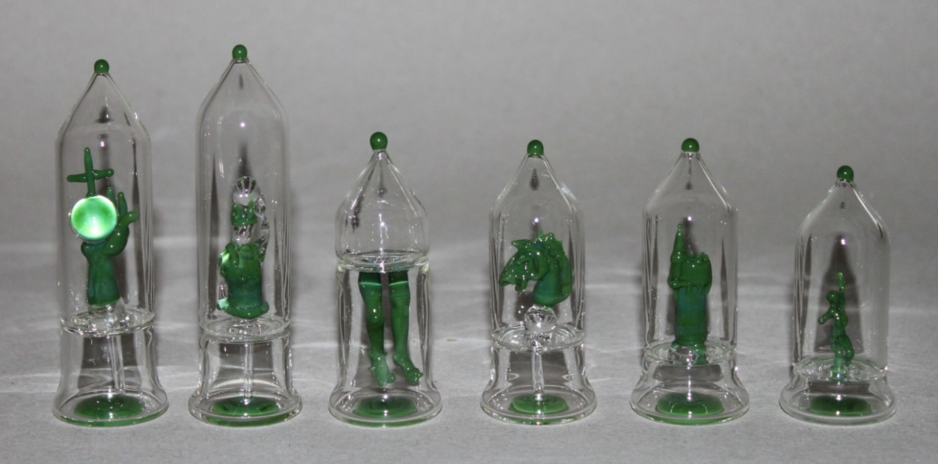 Europa. Schachfiguren aus Glas im Kolben. Eine Partei mit durchsichtigen Glaskolben und rötlichbraun - Image 2 of 3