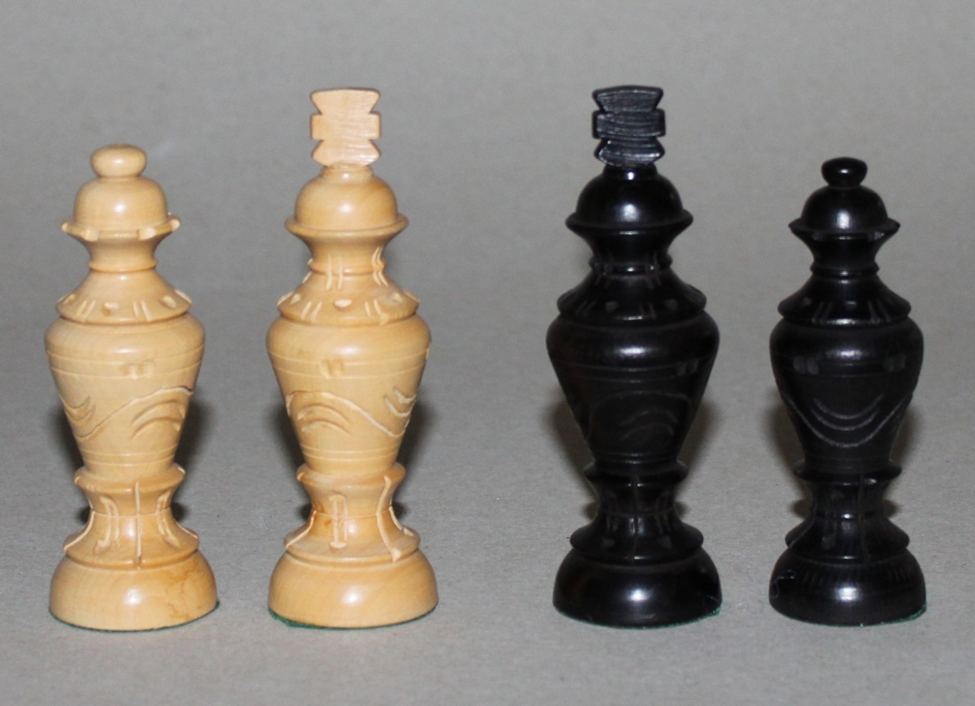 Europa. Tschechien. Schachspiel aus Holz. Die eine Partei dunkel, die andere naturfarben. Arbeit aus