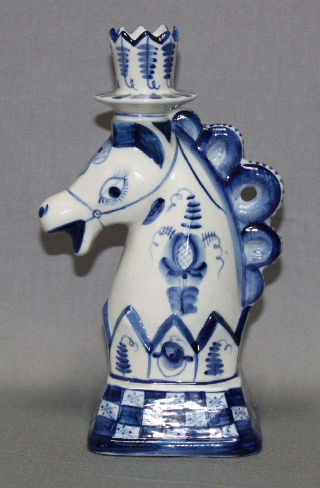 Schachfigur - Springer als Kerzenhalter aus Porzellan. Schachfigur in Blau und Weiß glasiert. Auf