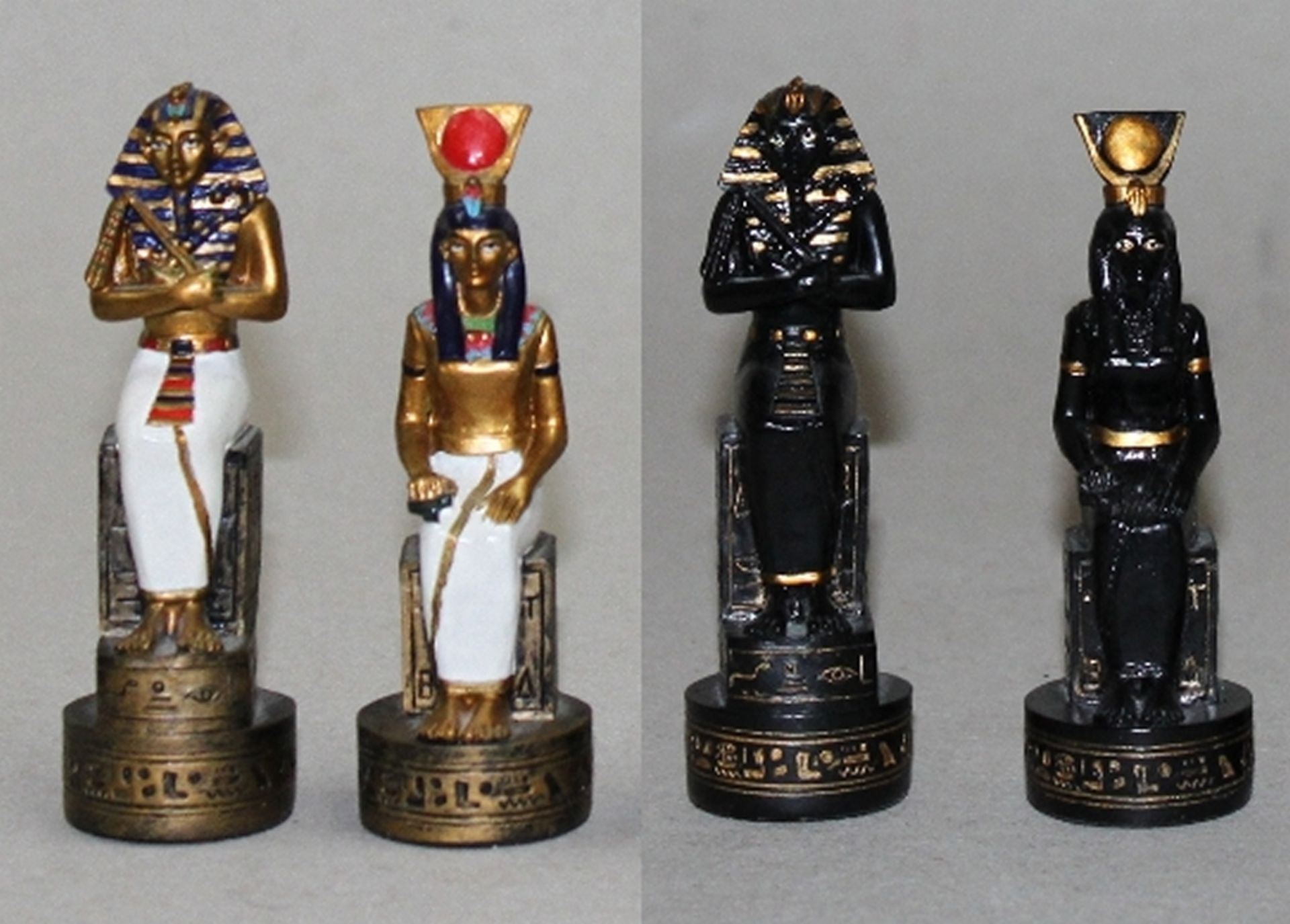 Afrika. Ägypten. Schachfiguren aus Kunststoff - farbige Figuren nach Motiven aus dem alten