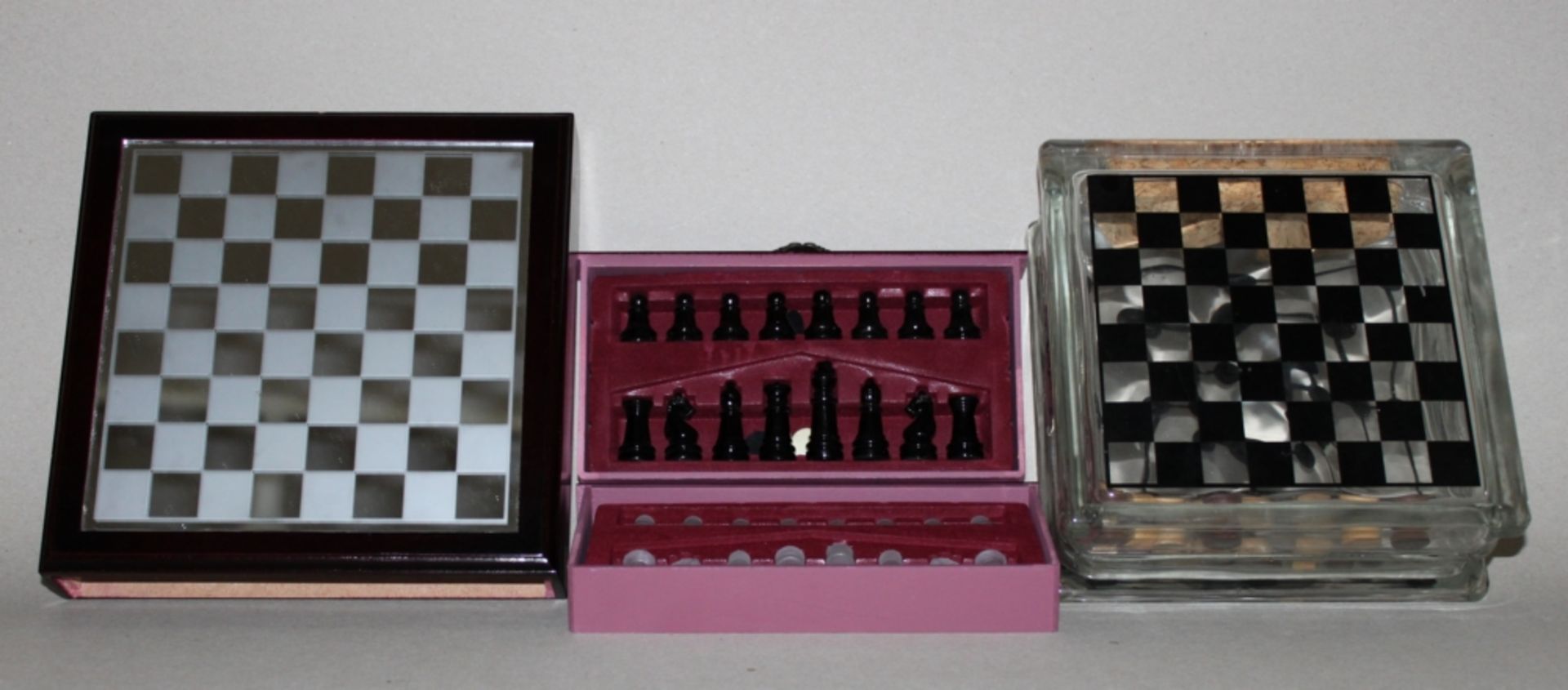 Europa. Schachspiel aus Glas in einer Zierbox mit Schachbrett. Eine Partei hell, die andere