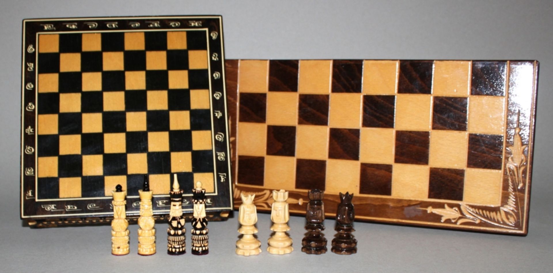 Europa. Tschechien. Zwei Schachspiel aus Holz in einer faltbaren Spielbox aus Holz. Die eine
