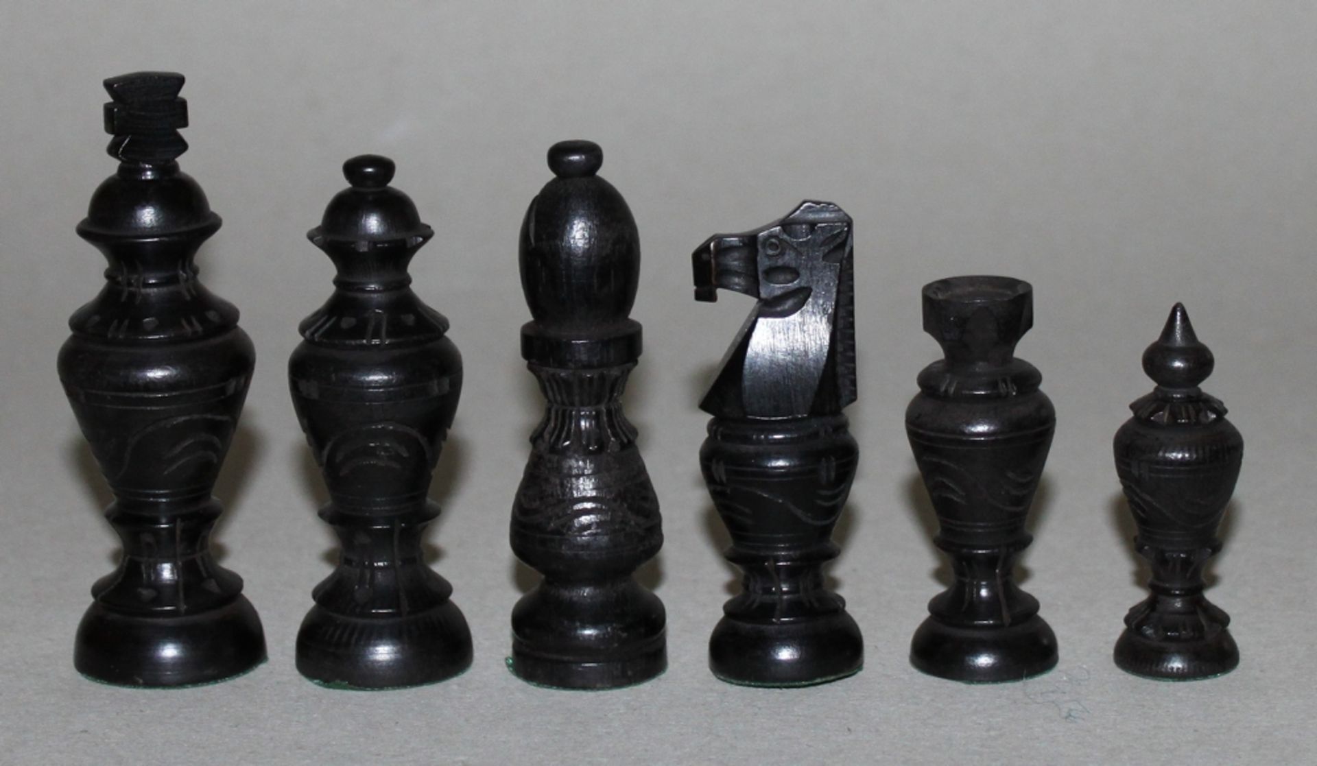 Europa. Tschechien. Schachspiel aus Holz. Die eine Partei dunkel, die andere naturfarben. Arbeit aus - Image 3 of 3