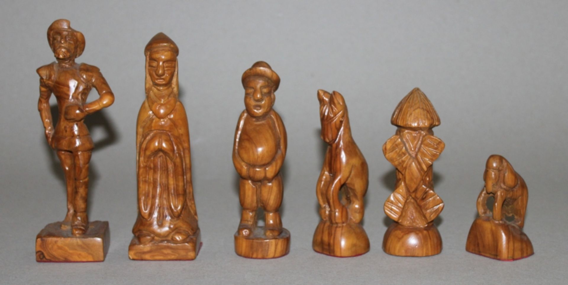 Europa. Tschechien. Schachfiguren aus Holz. Eine Partei naturfarben, die andere in Dunkelbraun. - Image 2 of 3