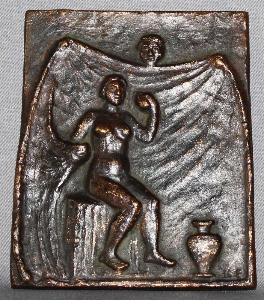 Metall. Bronzerelief. Edzard, Kurt. (Badende Frau mit Tuch). Bronzerelief (dunkel patiniert) in