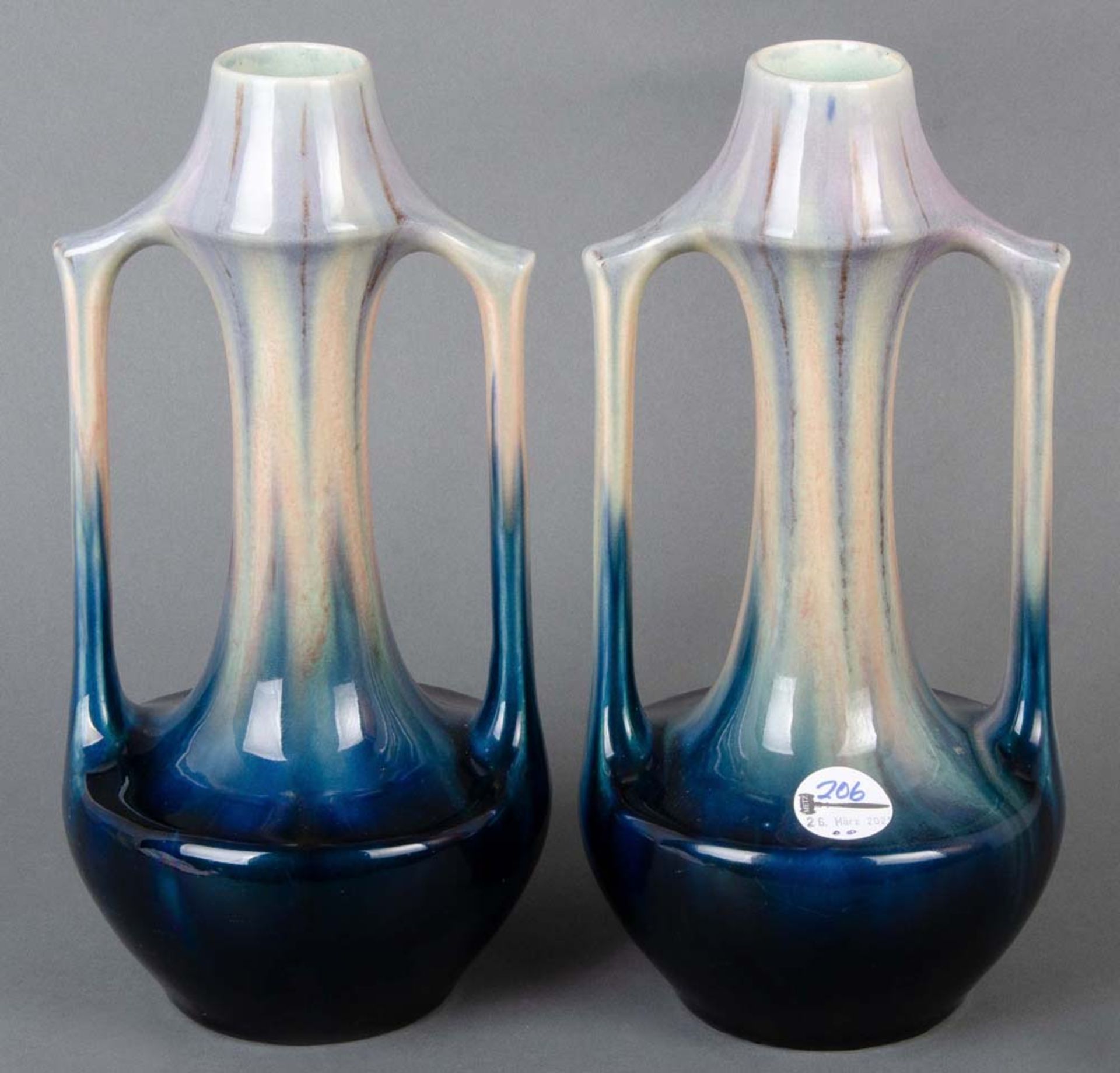 Paar Jugendstil-Vasen. Frankreich um 1900. Keramik, mit farbiger Laufglasur, am Boden beziffert „