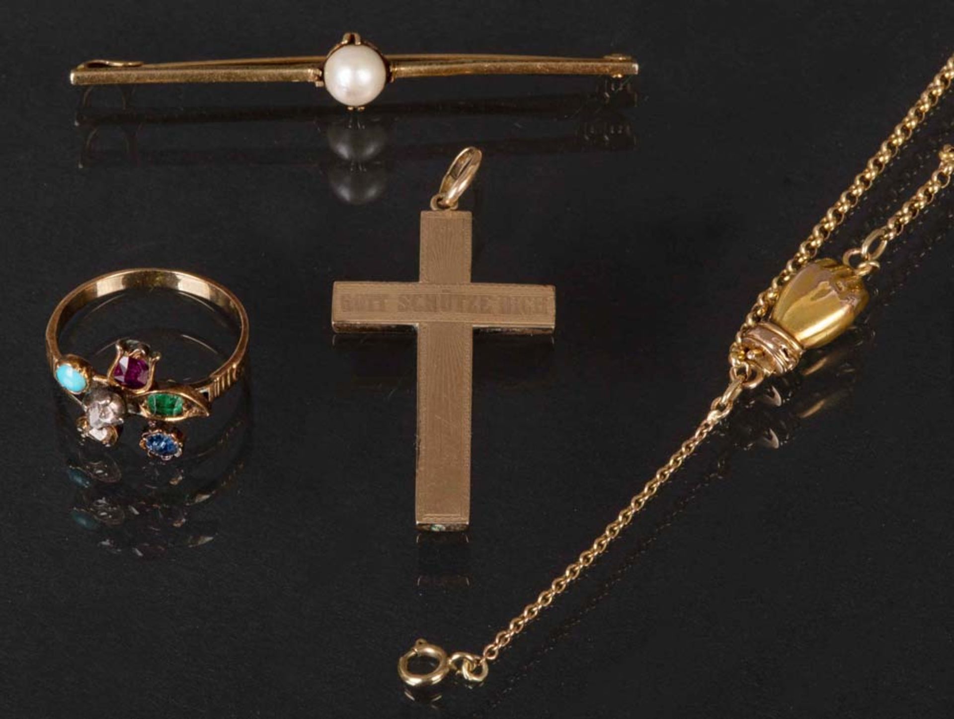 Anhänger, Brosche, Halskette (L=51,5 cm) und Ring (Größe 53). Meist 14 ct Gelbgold, ca. 13 g, teilw.