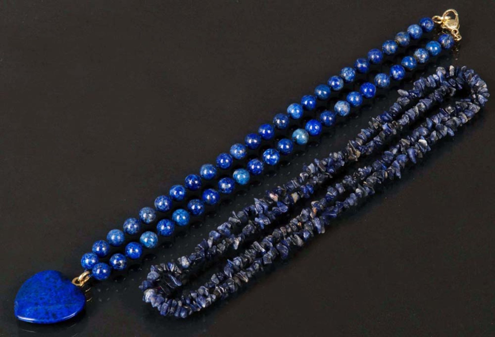 Zwei Lapislazuli-Ketten, eine mit herzförmigem Anhänger und 14 ct Gelbgoldverschluss, L=48 / 88 cm.