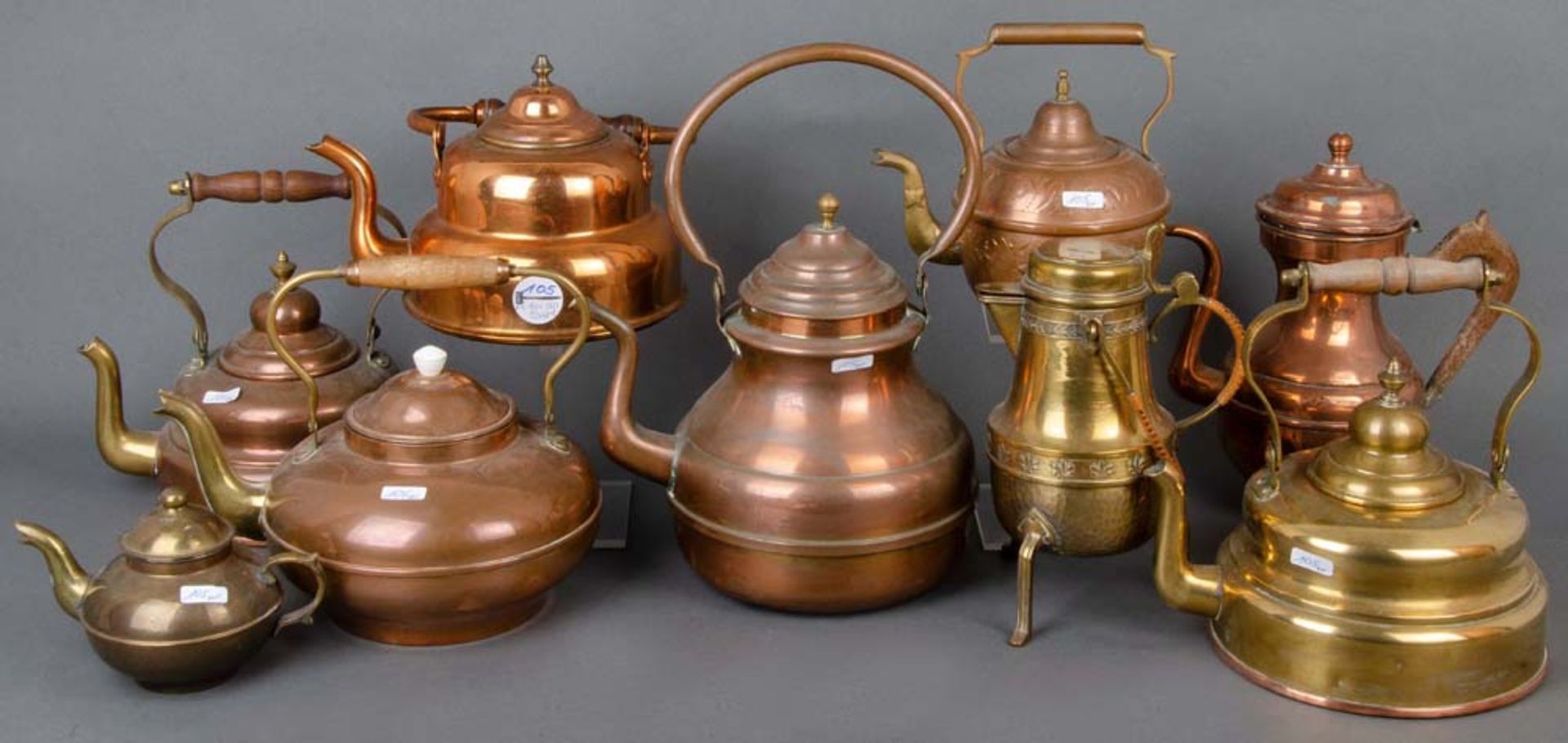 Neun unterschiedliche Heißwasser-, Tee- und Kaffeekessel. Kupfer und Messing, H=11 bis 35 cm.