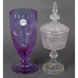 Deckelpokal und Vase. Deutsch 20. Jh. Farbloses bzw. blaues Kristallglas, geschliffen, mit