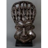Großer Kopf mit durchbrochenem Kopfschmuck. Afrika. Massivholz, geschnitzt, auf Sockel, H=56 cm.