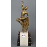 Henry Molins (1893-1958). Art Déco-Tänzerin, auf hohem gestuftem Marmorsockel. Bronze, teilw.