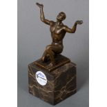 Antonio Cesaro (Bildhauer des 19./20. Jhs.). Kniender Mann mit erhobenen Händen. Bronze, seitl.